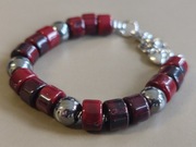 Bransoletka w kolorze srebrnym z akrylowymi koralikami