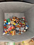 Pudelko zabawek i minifigurek LEGO i innych klocków