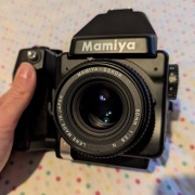 Mamiya 645E + grip OPIS