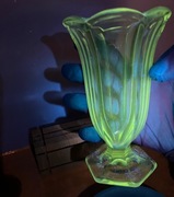 wazon szklo nie-uranowe , art deco, stare. przezroczyste. zielone w uv 365