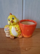 Kurczaczek z piórkami figurka świecznik albo osłonka na kwiatek 