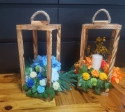 Lampion drewniany Loft z kompozycją kwiatową na pomnik