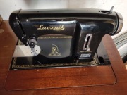 Maszyna do szycia w szafce Łucznik