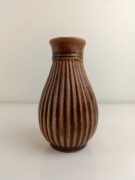 Wazon Foto - Pam Chodzież w brązowe pasy