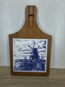 Dekoracyjna deska drewniana z kaflem – Delft (wiatrak)