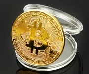 Replika złotej monety Bitcoin 