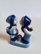 Figurka dzieci z kwiatami. Pocałunek DELFT