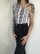 Asymetryczne body wężowy wzór rozm. M PrettyLittleThing