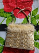 Torebka damska wizytowa kuferek złota z girlandami i piórkami.