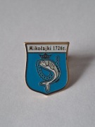 Herb miasta i gmina Mikołajki przypinka pin metaliczna odznaka wpinka
