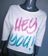 Biała krótka bluzka kolorowy nadruk