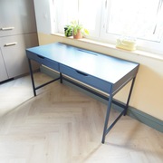 biurko Alex Ikea z szufladami granatowe 132 x 58 cm x 76 cm