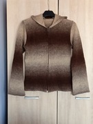 Sweter rozpinany z kapturem. Rękaw rozszerzany. Na rozmiar M-L. Beż, brąz