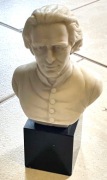 Popiersie głowy kompozytora Liszta - alabaster.