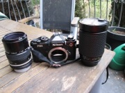 APARAT NIKON FE2 CZARNY Z NIKKOREM 135/2,8 i TOKINĄ 28-200