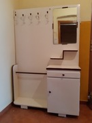 Wieszak stojący do przedpokoju z szafką i lustrem