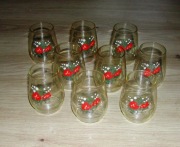 Kieliszki do wódki. Wzór kwiatowy. PRL. 9 szt.