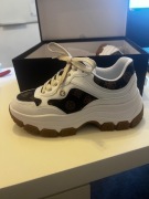 Oryginalne buty do biegania Guess 