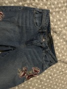 Jeansy boyfriend z haftem kwiaty S NEXT JEANS