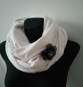 Komin tunel szal biel śmietankowa z broszką