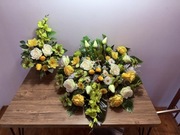 Kompozycja stroik komplet wiązanka kwiaty na cmentarz nagrobna z Zającem