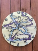 Nowoczesny zegar ścienny zdobiony figurami 