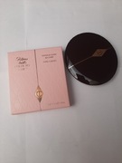 Charlotte Tilbury policzki muśnięte elegancją róż w pudrze pillow talk