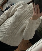 Kremowy sweter z golfem