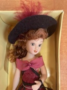 Lalka w sukni z epoki z porcelany