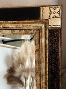 Duże kryształowe lustro w ozdobnej drewnianej ramie