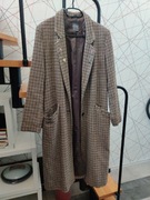 Stylowy płaszcz damski, elegancki, klasyczny krój.