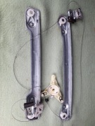 Mechanizm podnoszenia szyby drzwi przednich