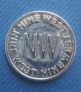 żeton z logo amerykańskiej marki modowej Nine West