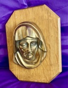 płaskorzeźba Matki Boskiej na drewnianej podstawie