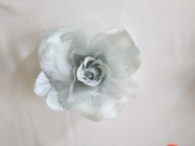 Kwiatek róża chińska z materiału broszka 12 cm szaro-niebieski