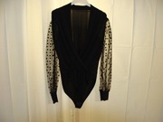 Damskie czarne body z siateczkowymi rękawami.