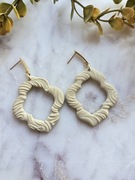 Tłoczone kolczyki z gliny polimerowej w kształcie ornamentu