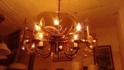 Duży żyrandol z kinkietami do salonu