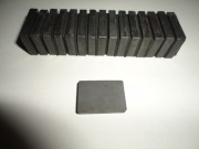 Magnes trwały ferrytowy płytkowy wymiary 25x17,5x4mm.