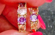 Małe kolczyki z kolorowymi kamieniami 