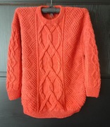 CZERWONY SWETER DAMSKI WE WZORY RĘCZNIE ROBIONY NA DRUTACH 