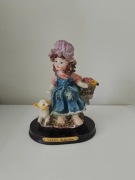 Figurka dziewczynki z kotkiem, ozdoba do postawienia