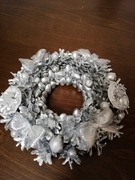 Stroik świąteczny wianek 23 cm, srebrny