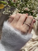 Opal różowy subtelny elastyczny pierścionek z koralików