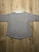 Sweter damski beżowy z napisem