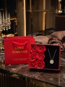 Elegancki zestaw prezentowy dla niej róże mydlane + naszyjnik Dzień Babci