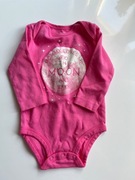 Różowe body z napisem Carter’s 