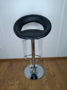 Nowoczesny hoker barowy – regulowana wysokość, elegancki design