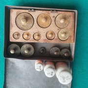 Stare=sygnowane odważniki handlowe z brązu 13 szt. + 3 szt.z porcelany