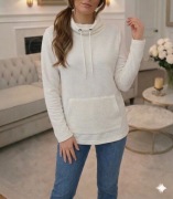 Biała bluza z golfem i kieszenią Smog